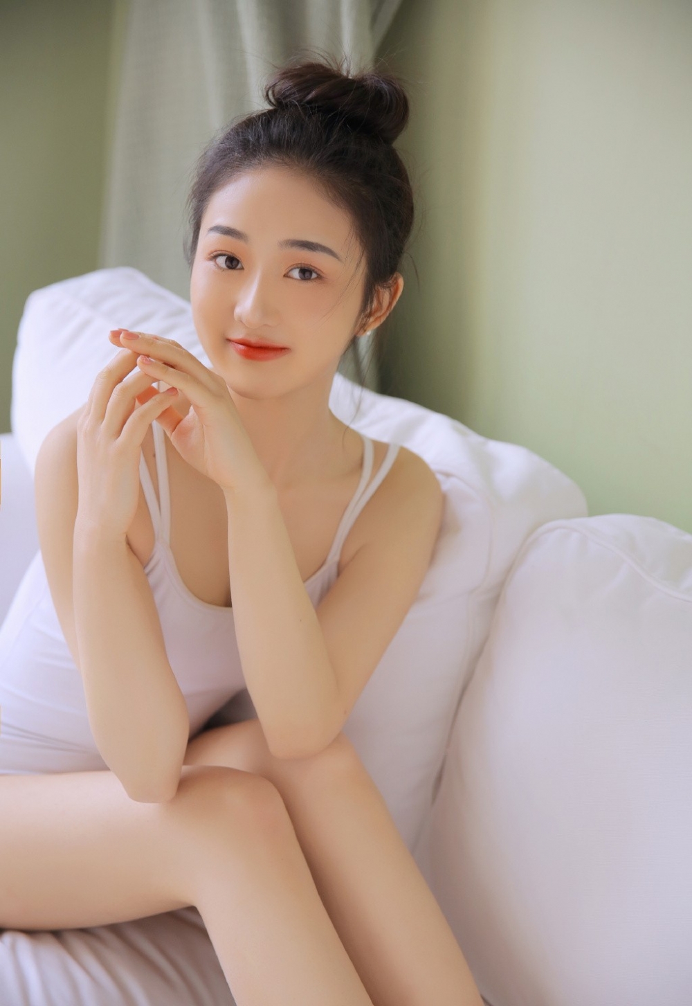 吊带连体衣美少女美腿翘臀套图