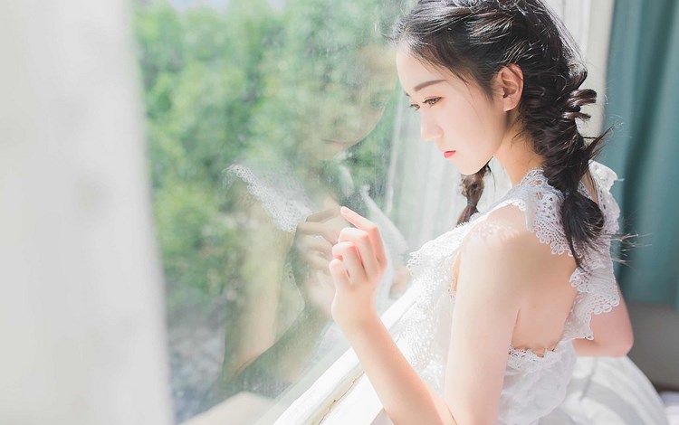 性感丁字裤走光美女翘臀激情写真