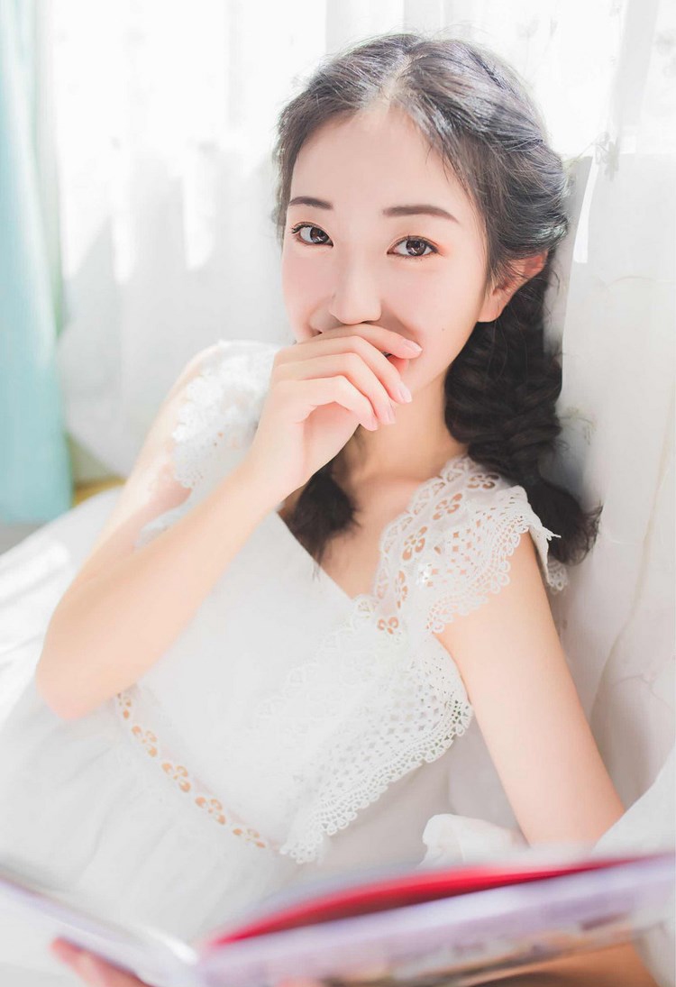 性感丁字裤走光美女翘臀激情写真