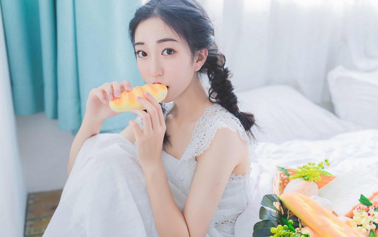 性感丁字裤走光美女翘臀激情写真