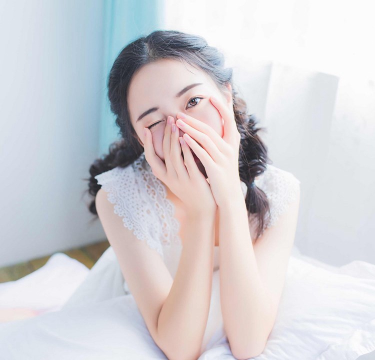 性感丁字裤走光美女翘臀激情写真