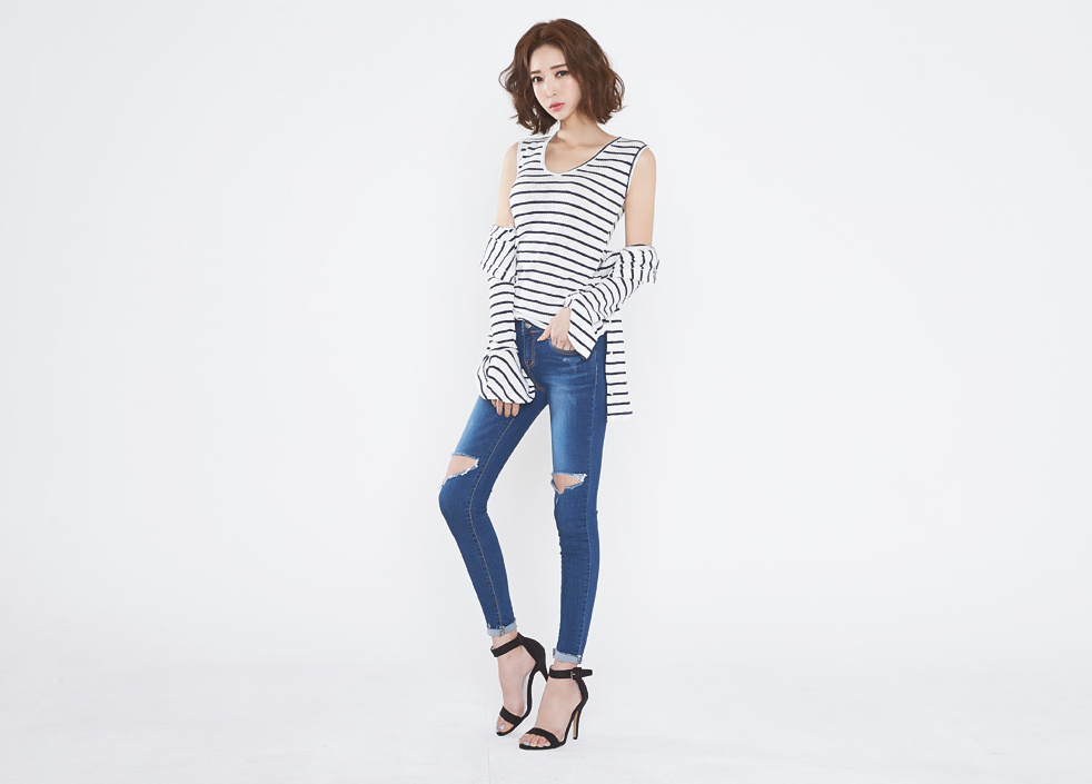 牛仔裤高挑骨感短发气质美女