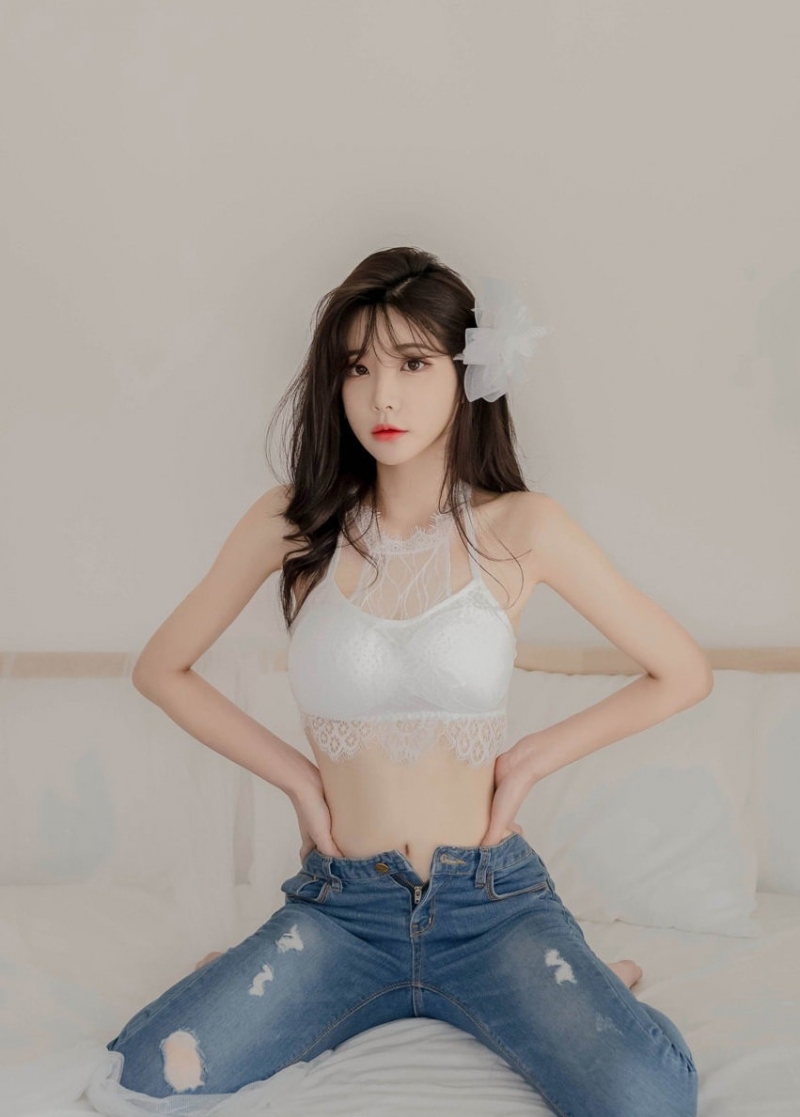 紧身牛仔裤美少妇蕾丝内衣写真