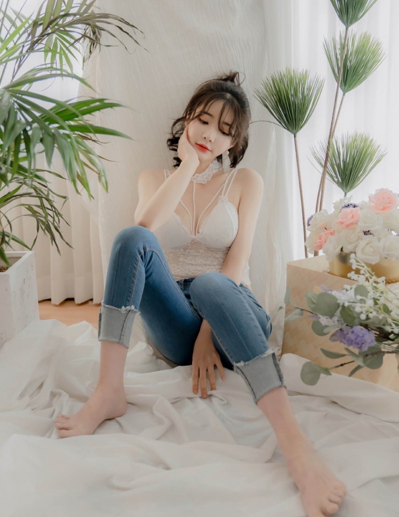 紧身牛仔裤美少妇蕾丝内衣写真