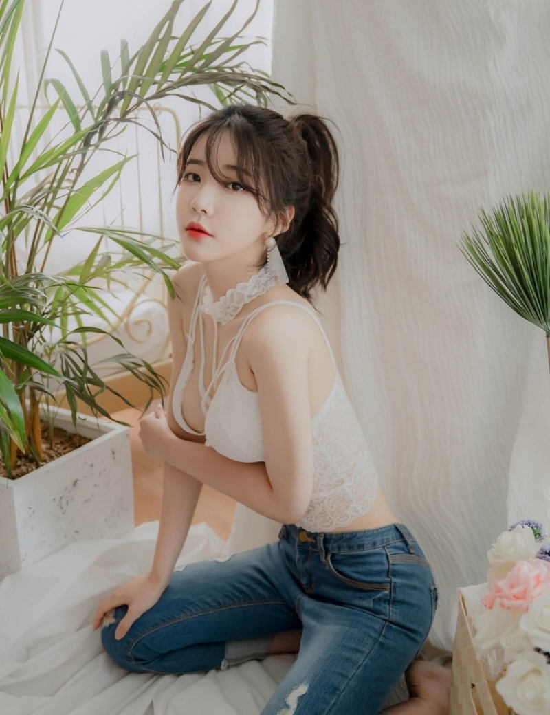 紧身牛仔裤美少妇蕾丝内衣写真