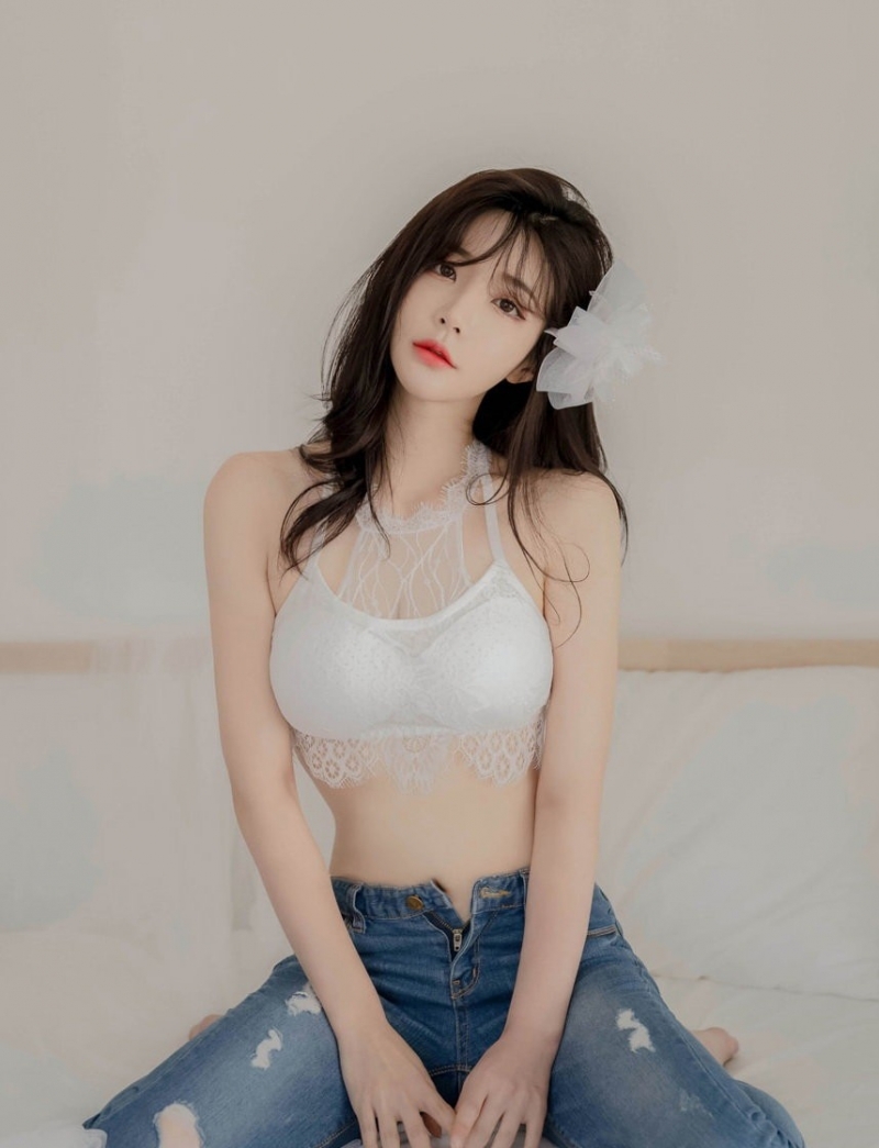 紧身牛仔裤美少妇蕾丝内衣写真