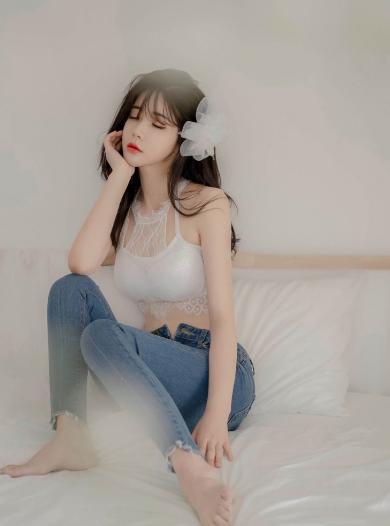 紧身牛仔裤美少妇蕾丝内衣写真