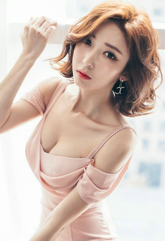 金发女郎低胸包臀裙傲人事业线