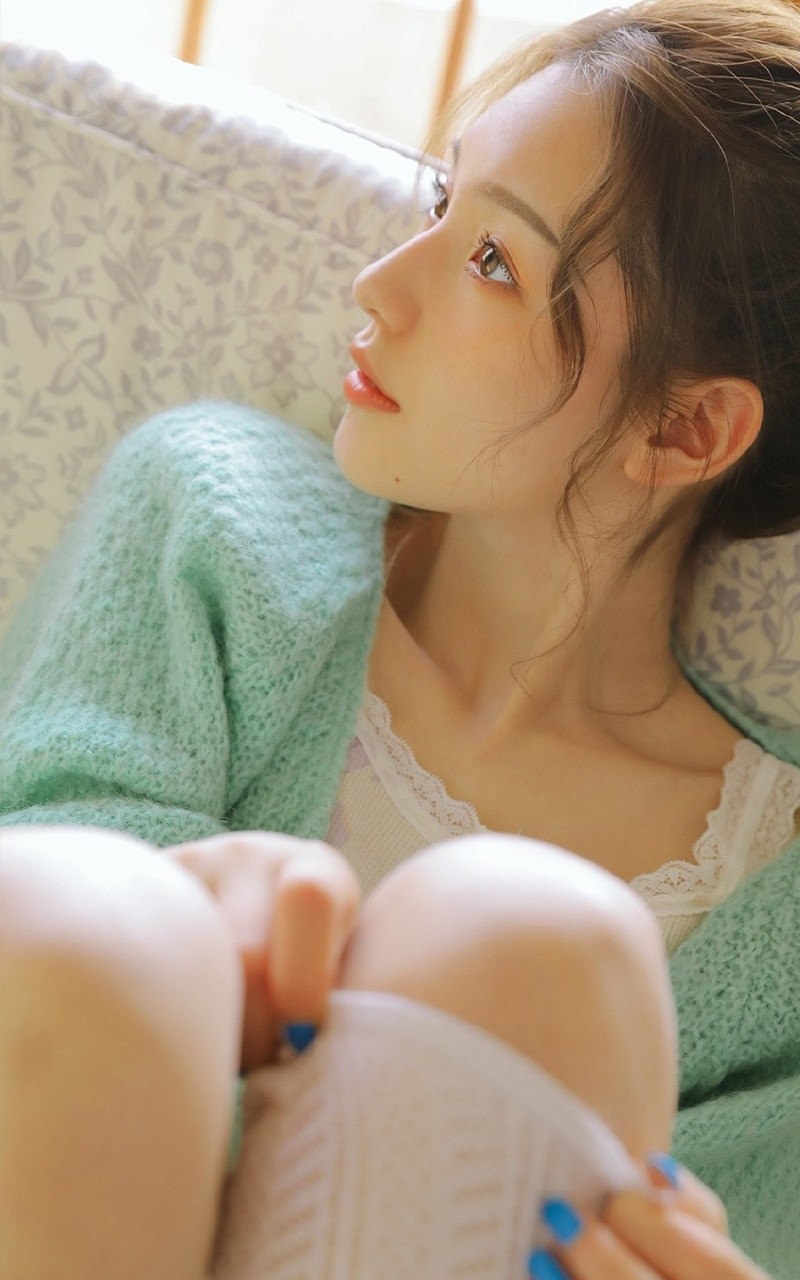 亚洲嫩模少女白丝美腿性感福利养眼写真