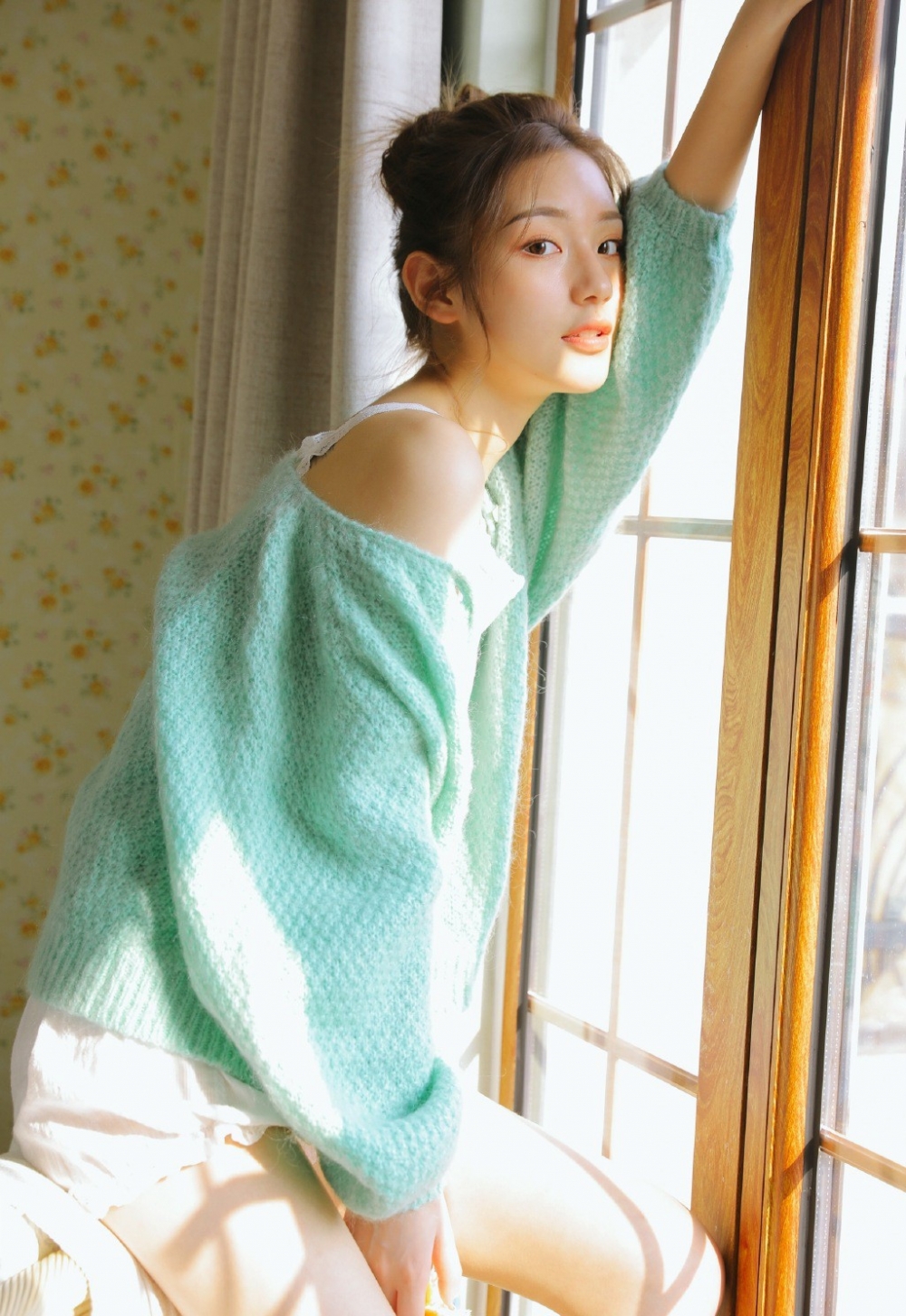 亚洲嫩模少女白丝美腿性感福利养眼写真