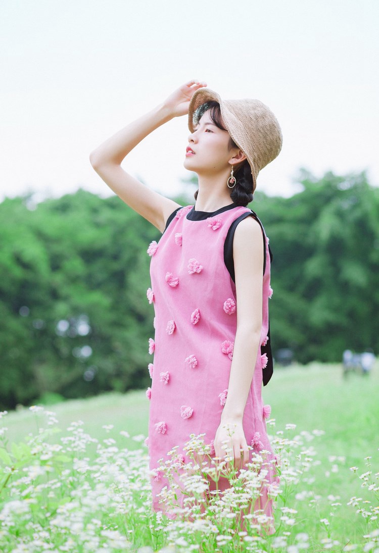 蜜桃乳美女饱满圆润蕾丝袜内衣诱惑写真