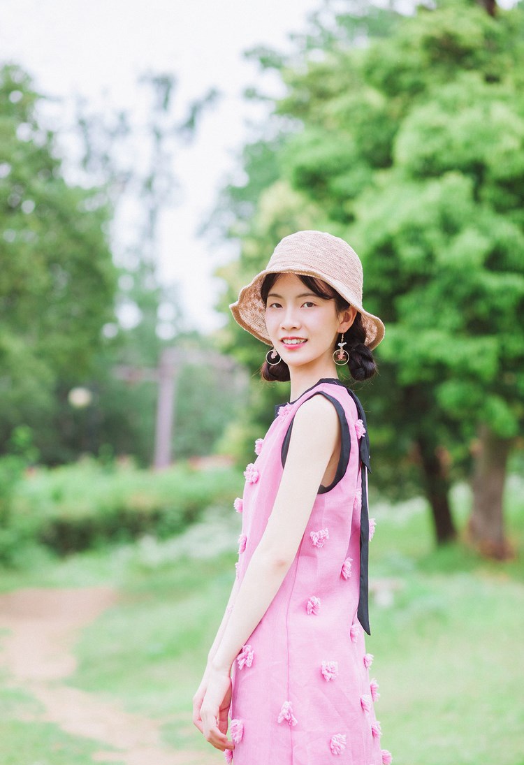 蜜桃乳美女饱满圆润蕾丝袜内衣诱惑写真