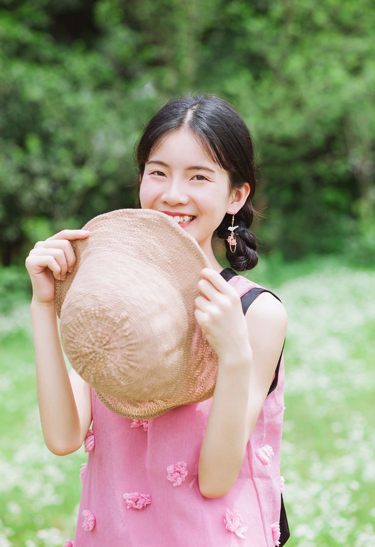 蜜桃乳美女饱满圆润蕾丝袜内衣诱惑写真