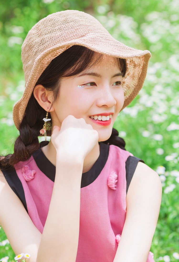 蜜桃乳美女饱满圆润蕾丝袜内衣诱惑写真