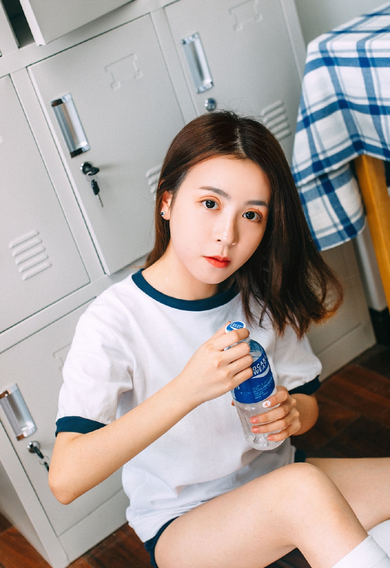 体操服学生妹白丝美腿教室图片