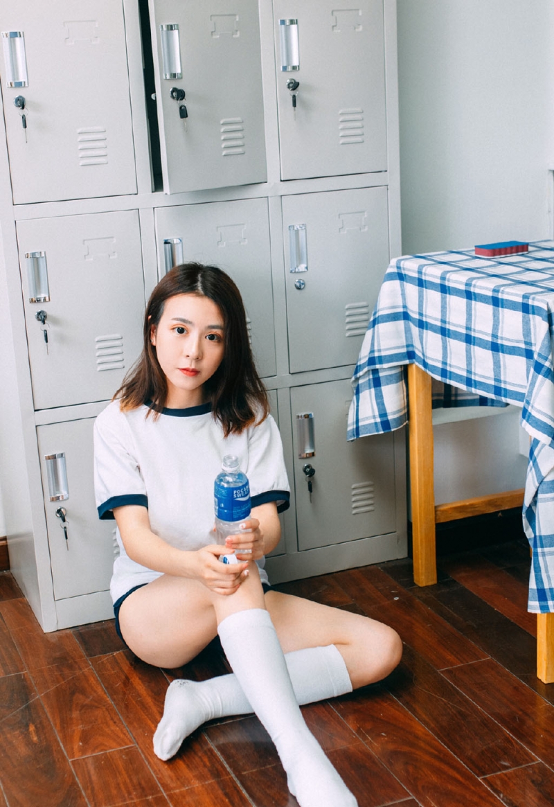 体操服学生妹白丝美腿教室图片