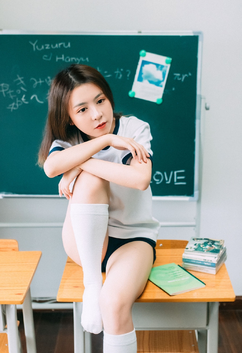 体操服学生妹白丝美腿教室图片