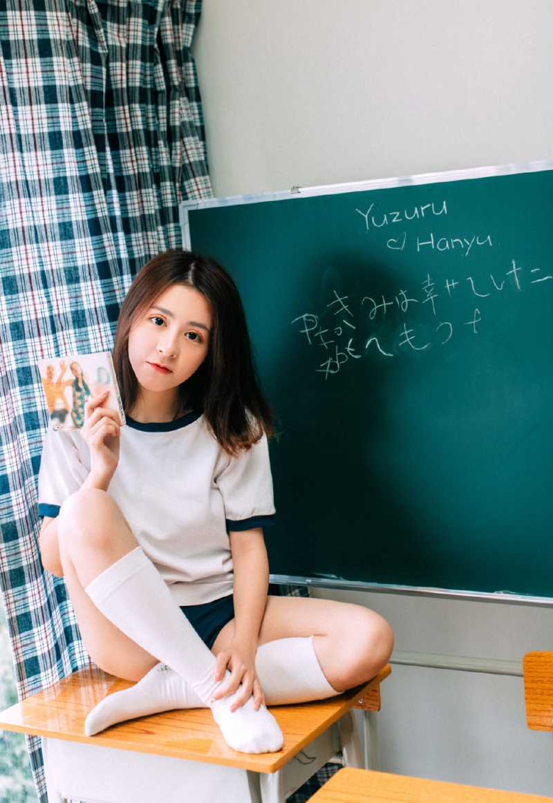 体操服学生妹白丝美腿教室图片