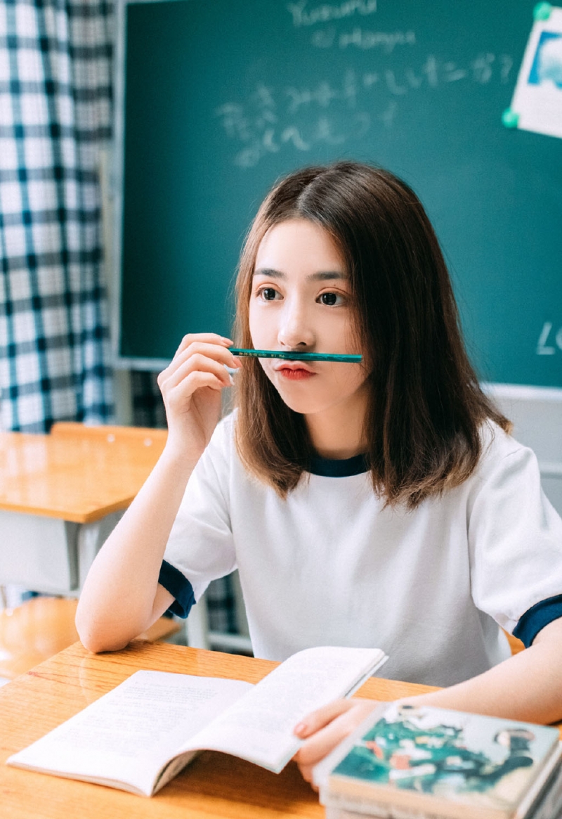 体操服学生妹白丝美腿教室图片