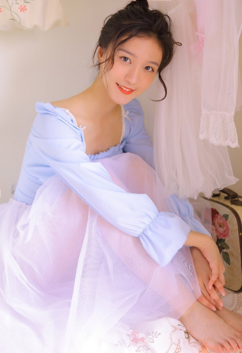 邻家女孩粉面桃腮迷人杏眼令人欲罢不能写真人体