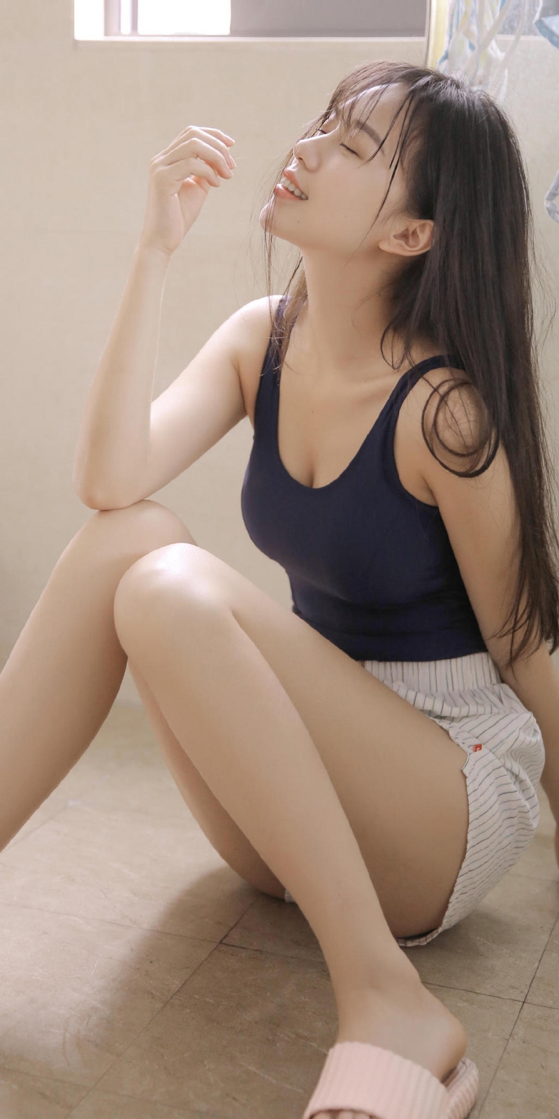 浴室美女吊带短裤湿身诱惑写真