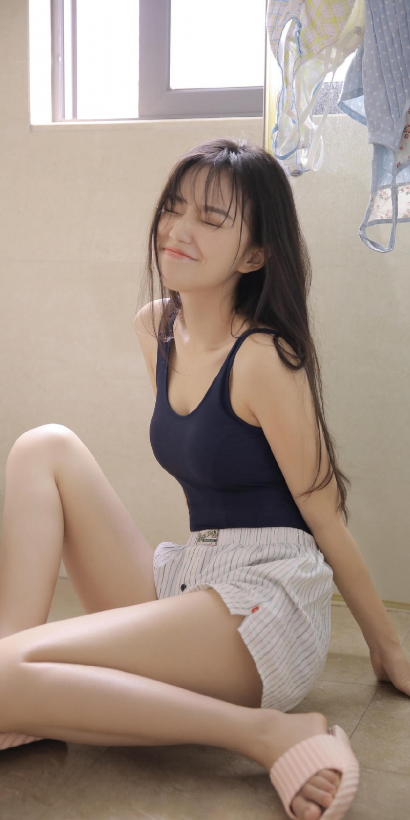 浴室美女吊带短裤湿身诱惑写真