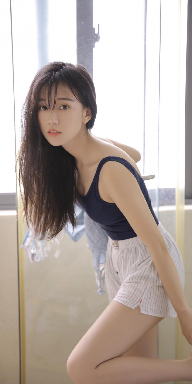 浴室美女吊带短裤湿身诱惑写真