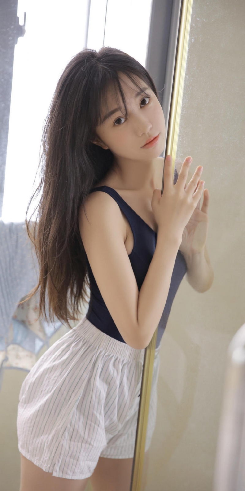 浴室美女吊带短裤湿身诱惑写真