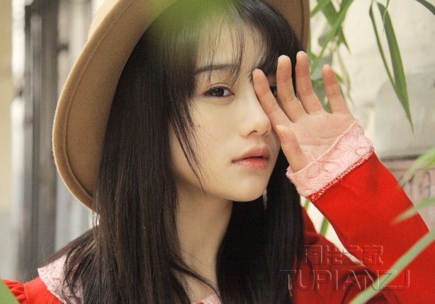 清纯90后红衣少女 甜美的犹如蜜糖一般