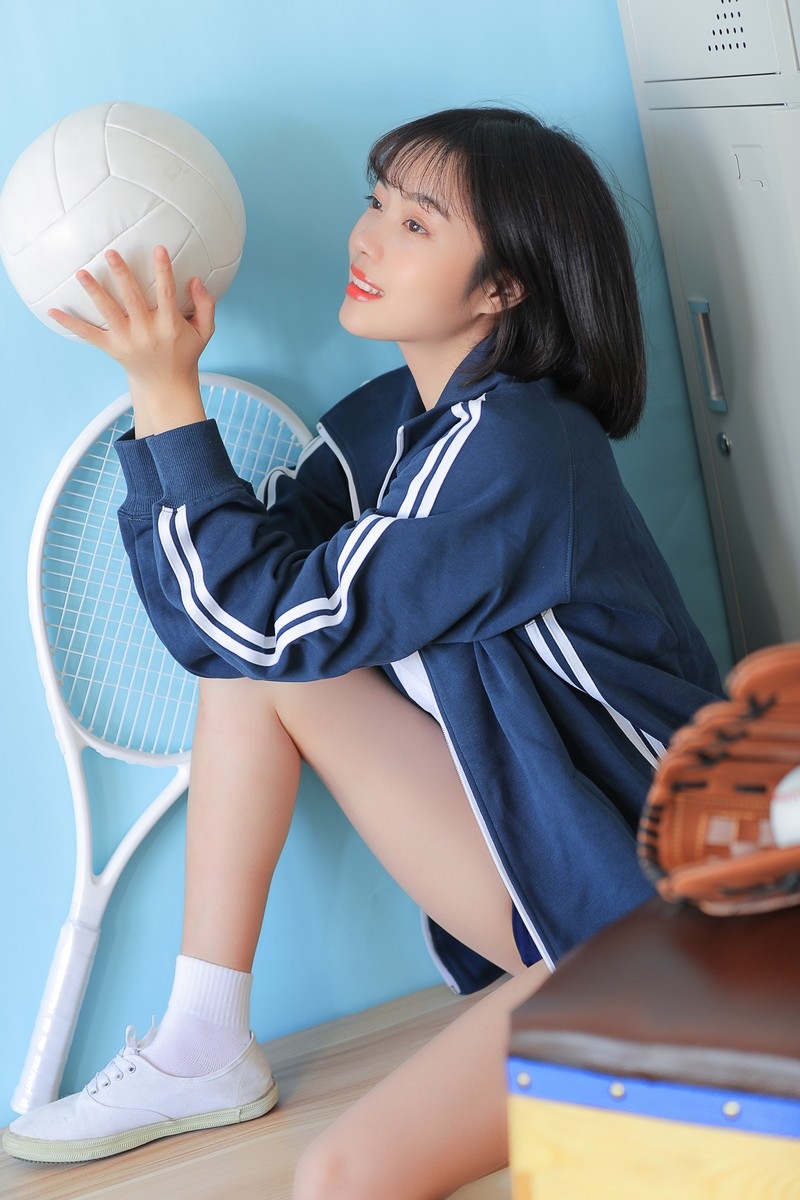 白嫩美女休闲运动装齐肩短发修长美腿室内个人写真