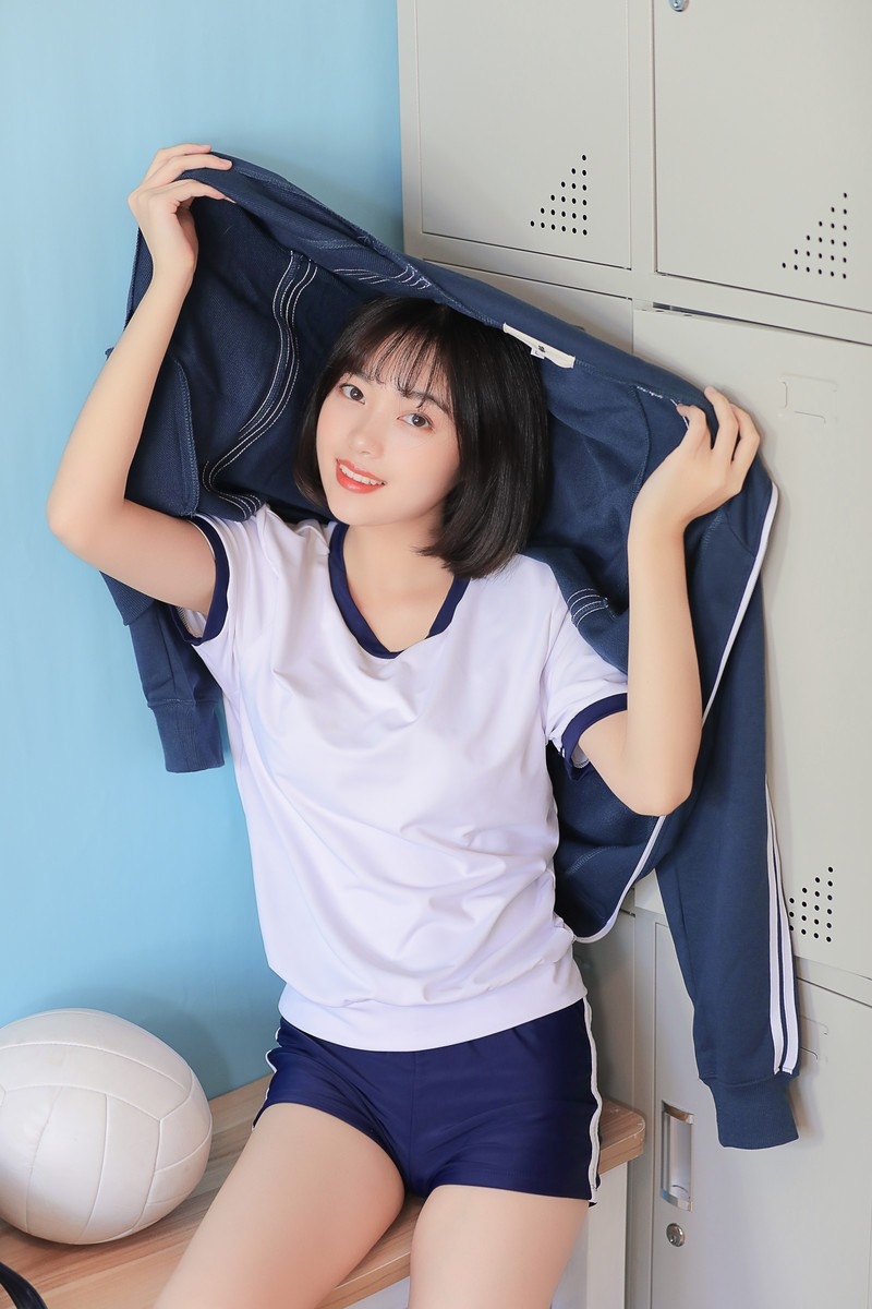 白嫩美女休闲运动装齐肩短发修长美腿室内个人写真