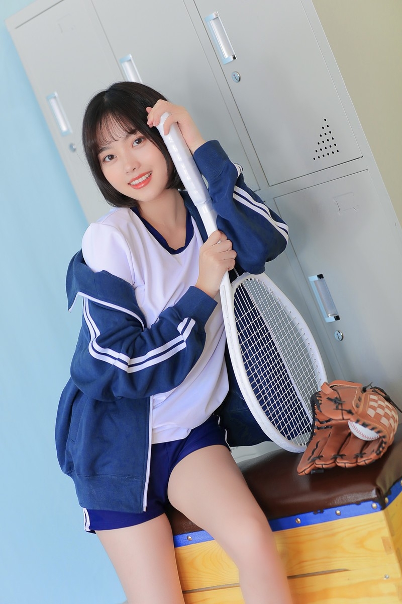 白嫩美女休闲运动装齐肩短发修长美腿室内个人写真