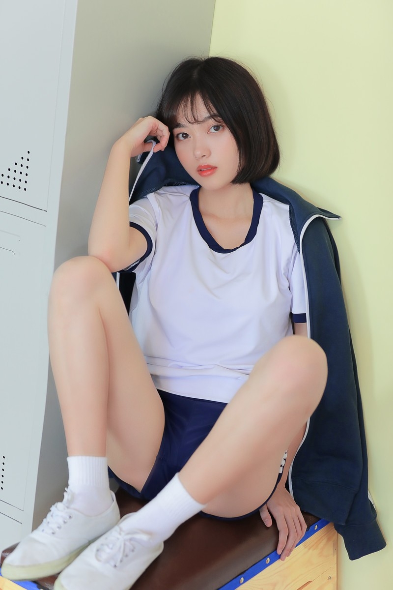 白嫩美女休闲运动装齐肩短发修长美腿室内个人写真