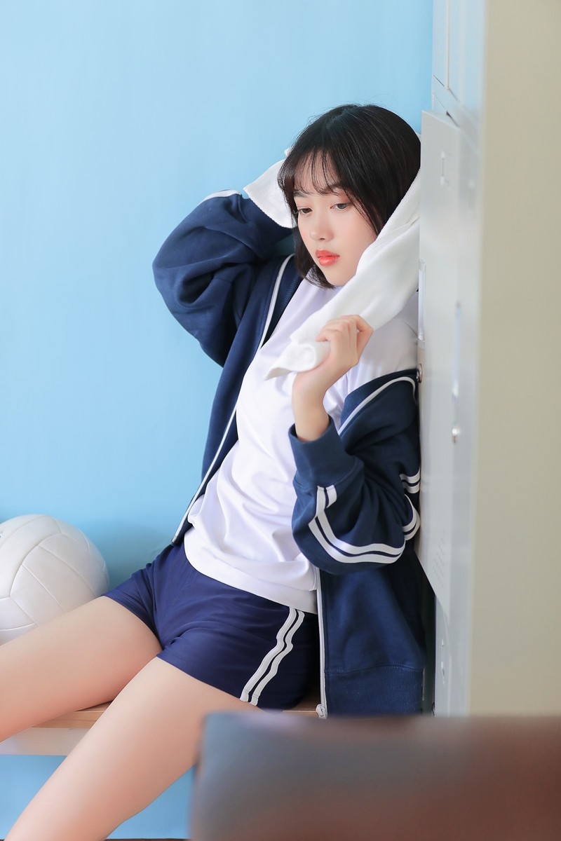 白嫩美女休闲运动装齐肩短发修长美腿室内个人写真