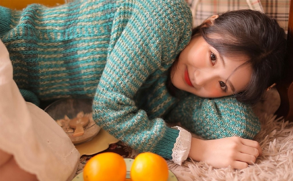 娃娃脸美女俏皮可爱居家治愈甜美笑容写真图片