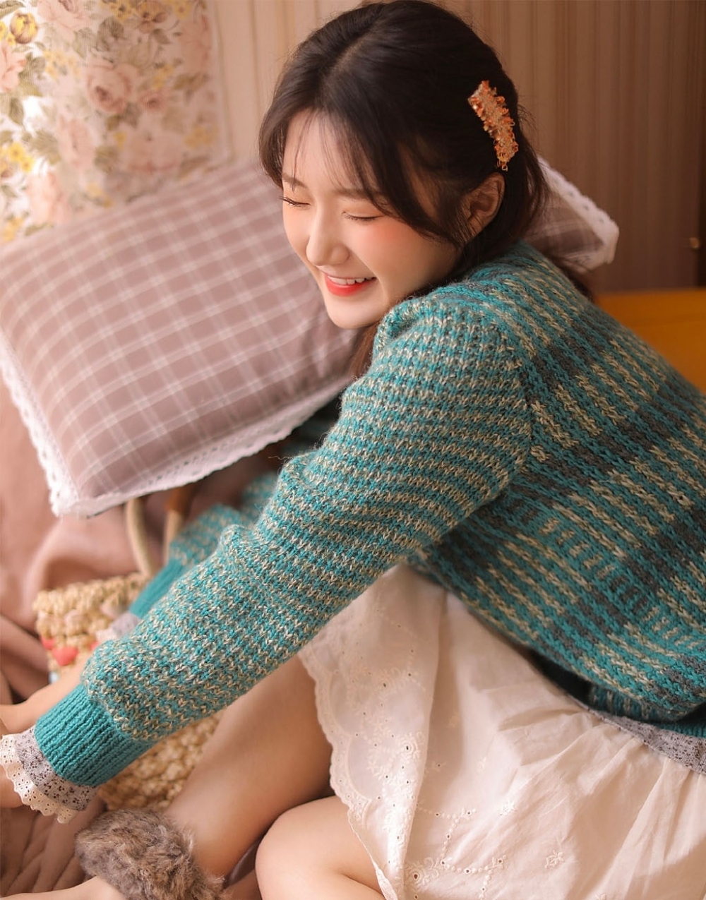 娃娃脸美女俏皮可爱居家治愈甜美笑容写真图片