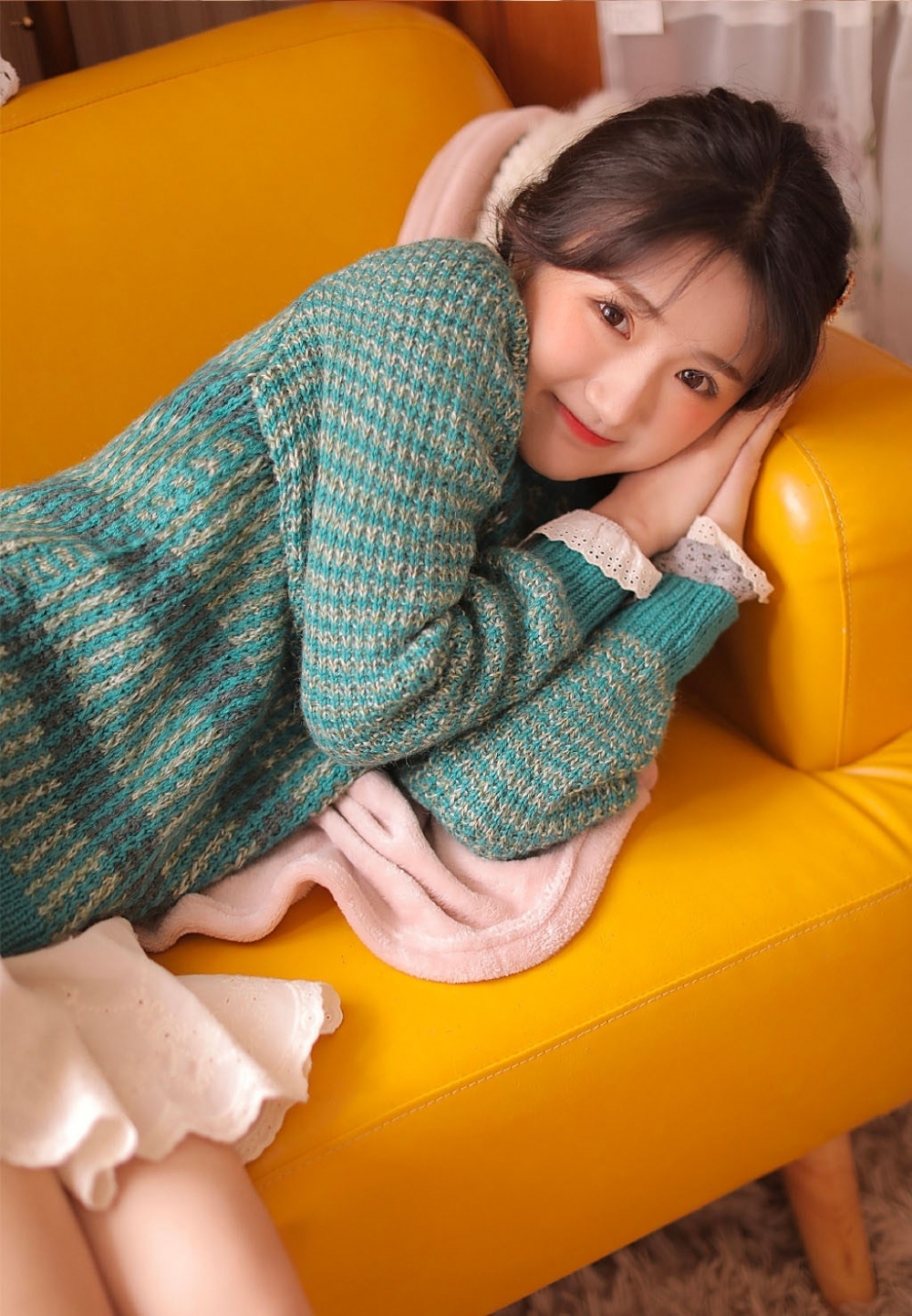 娃娃脸美女俏皮可爱居家治愈甜美笑容写真图片