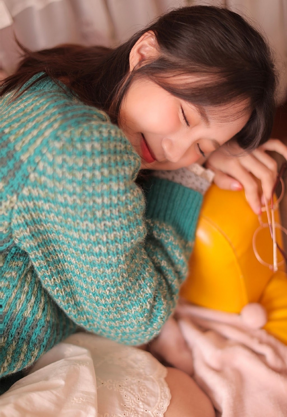 娃娃脸美女俏皮可爱居家治愈甜美笑容写真图片