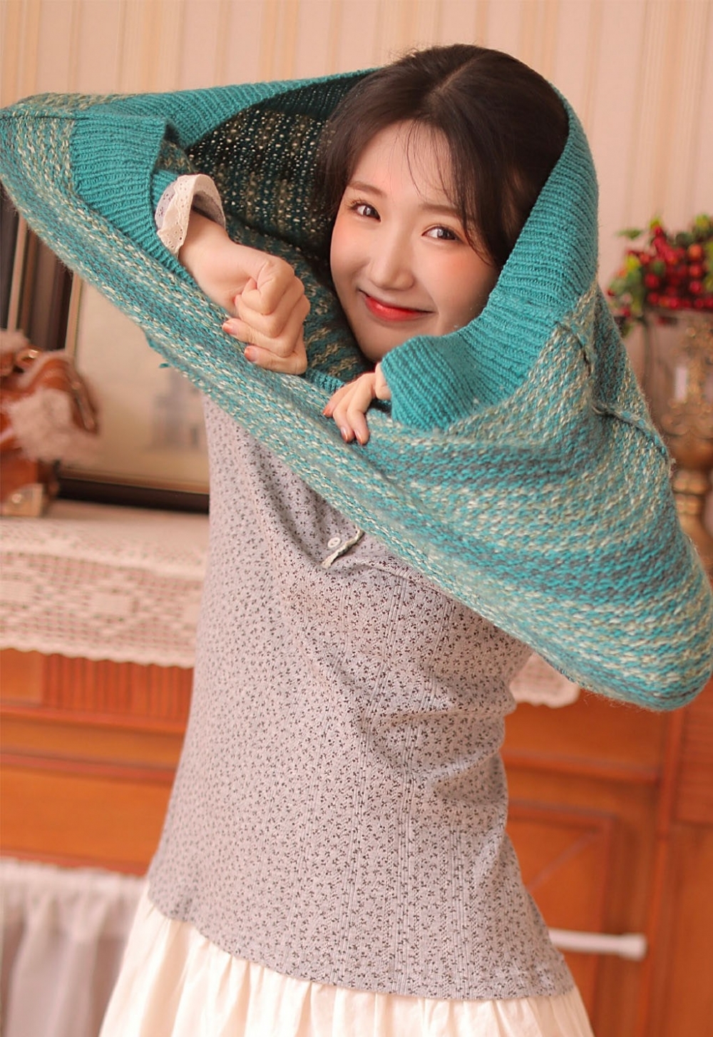 娃娃脸美女俏皮可爱居家治愈甜美笑容写真图片