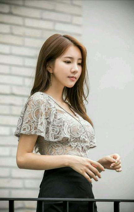 美女街拍：镂空微透小姐姐 清新脱俗