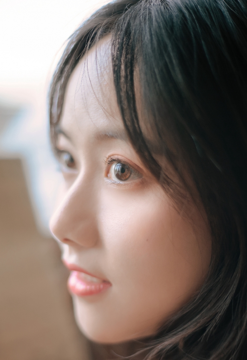 漂亮美眉精致侧颜室内个人写真