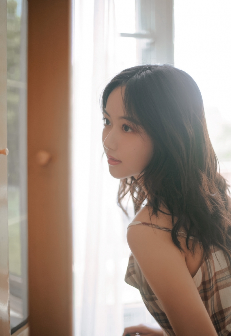 漂亮美眉精致侧颜室内个人写真