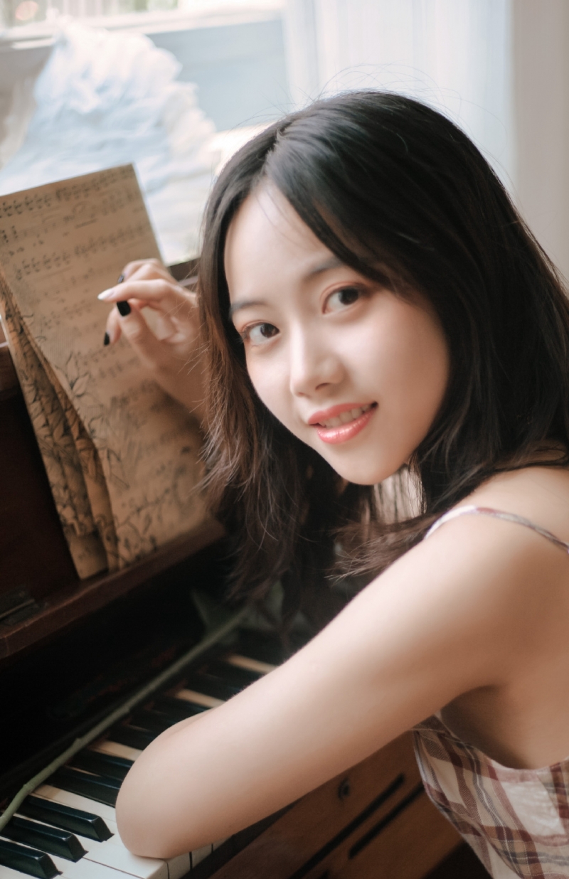 漂亮美眉精致侧颜室内个人写真