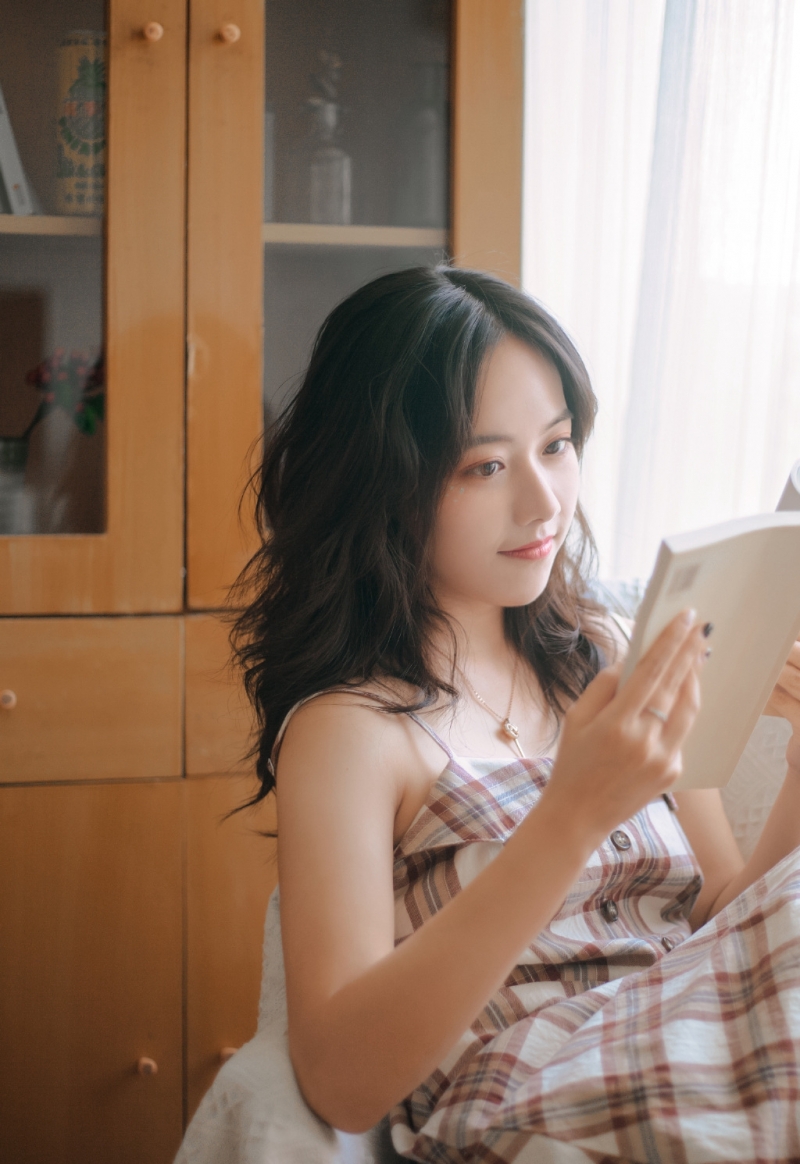 漂亮美眉精致侧颜室内个人写真