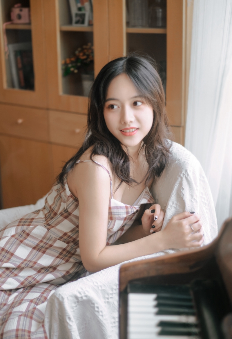 漂亮美眉精致侧颜室内个人写真