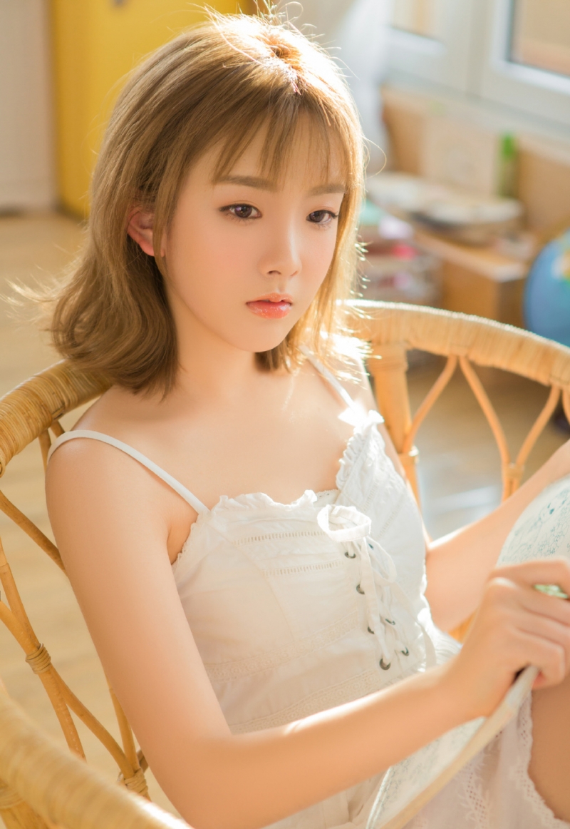 金发少女吊带白裙清纯动人图片