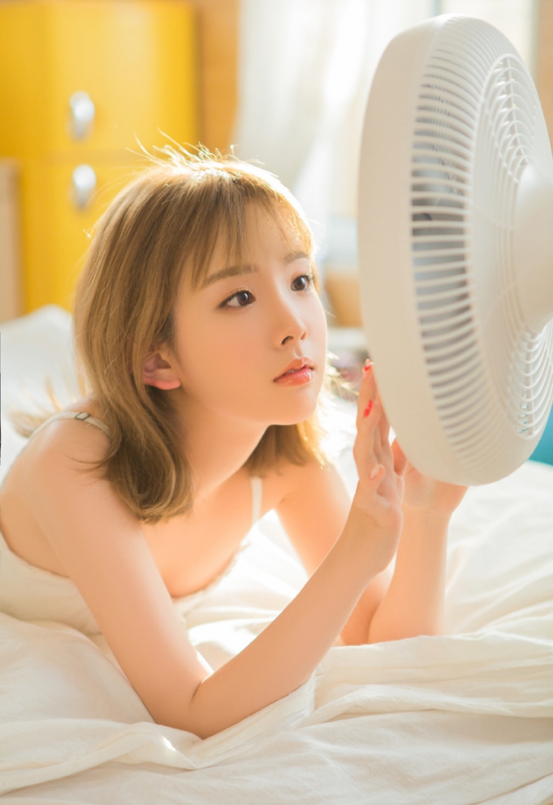 金发少女吊带白裙清纯动人图片