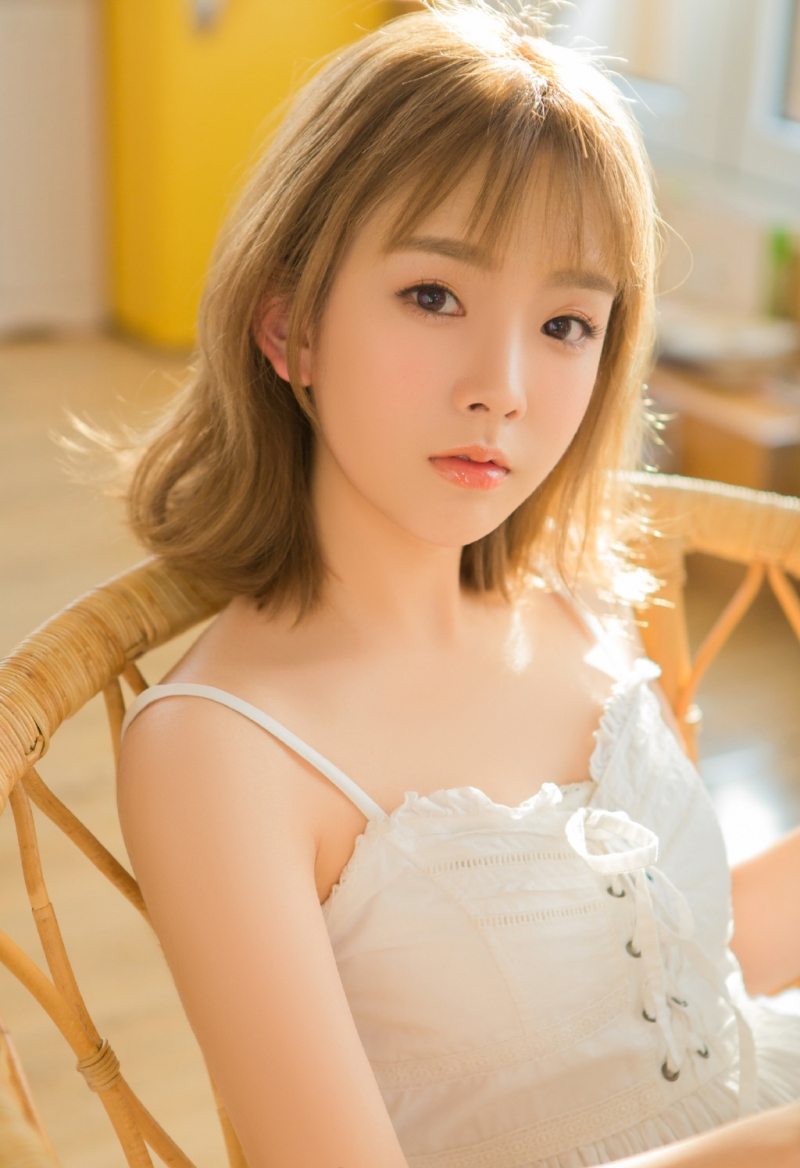 金发少女吊带白裙清纯动人图片