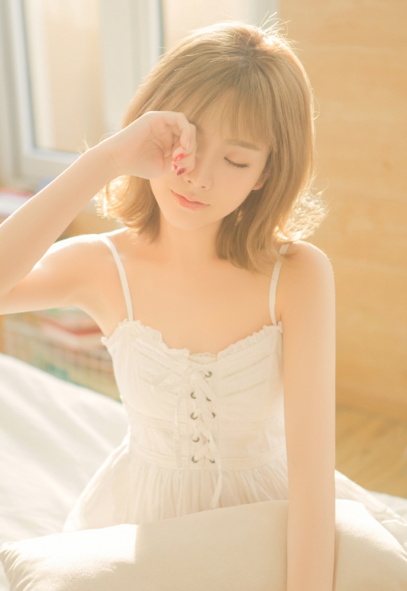 金发少女吊带白裙清纯动人图片