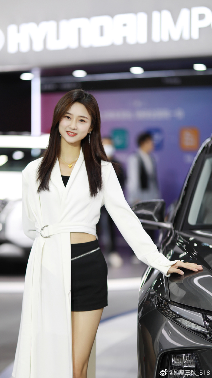 高挑有型美女车模细腰长腿写真